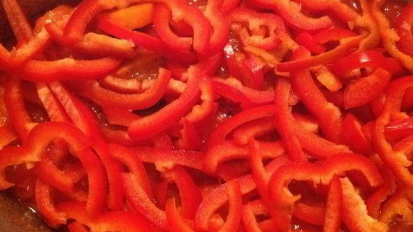 фасоль с овощами и мясом на пшеничной лепешке