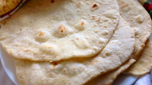 фасоль с овощами и мясом на пшеничной лепешке