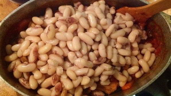 фасоль с овощами и мясом на пшеничной лепешке