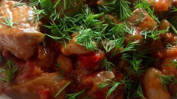 фасоль с овощами и мясом на пшеничной лепешке