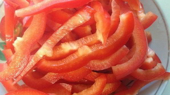 фасоль с овощами и мясом на пшеничной лепешке