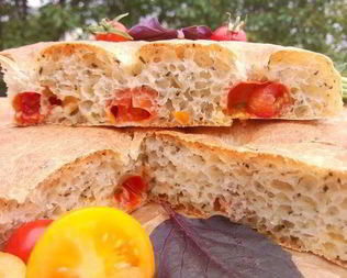 Фокачча с помидорами черри и базиликом