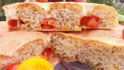 Фокачча с помидорами черри и базиликом