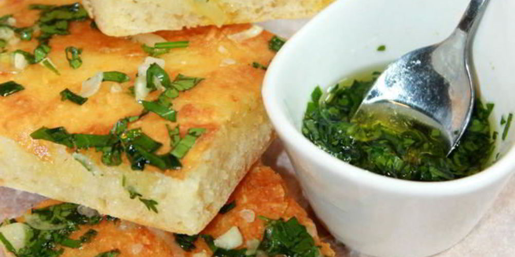 Рецепт фокаччи с сыром и песто из зеленого лука