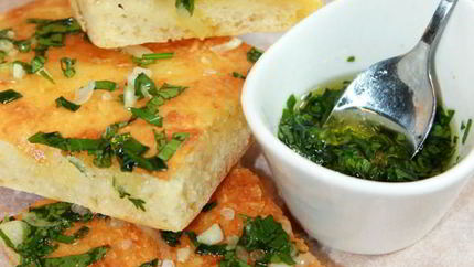 Фокачча с сыром и песто из зеленого лука