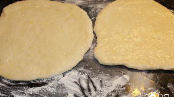 фокачча с сыром и песто из зеленого лука