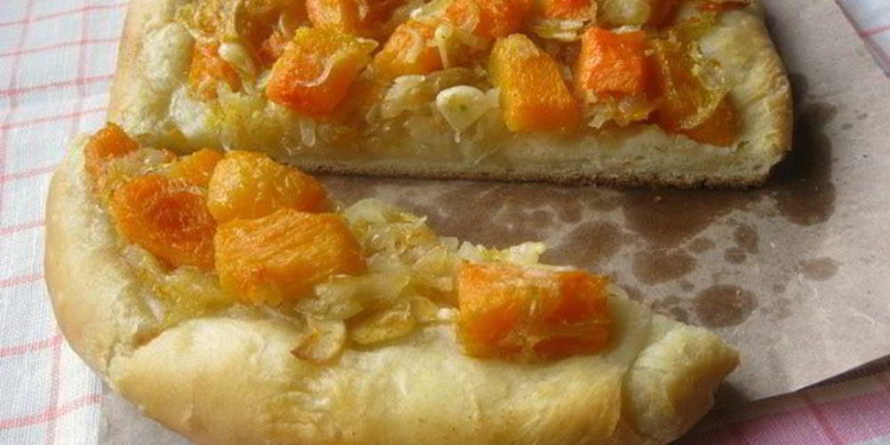 Рецепт фокаччи с тыквой, чесноком и луком