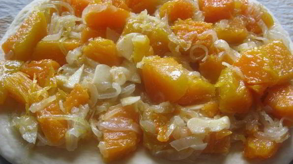 фокачча с тыквой, чесноком и луком