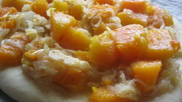 фокачча с тыквой, чесноком и луком
