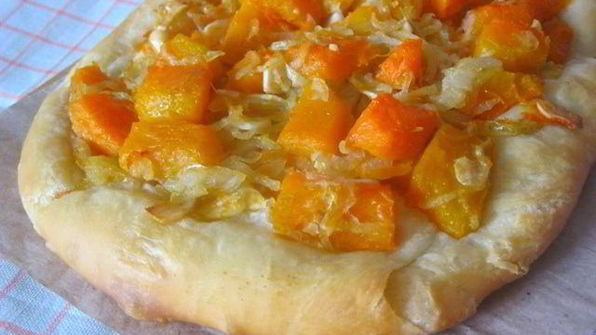 фокачча с тыквой, чесноком и луком