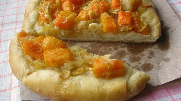 фокачча с тыквой, чесноком и луком