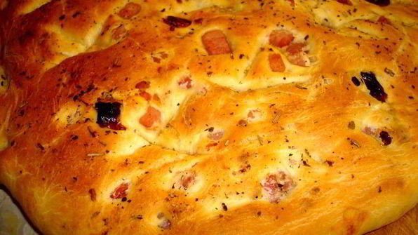 фокачча с ветчиной и вялеными помидорами италия