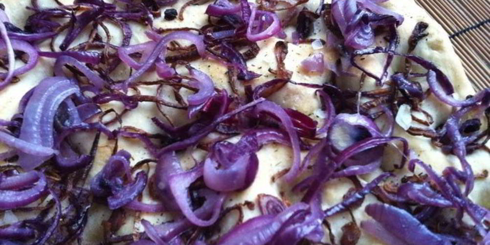 Рецепт фокаччи с жареным луком