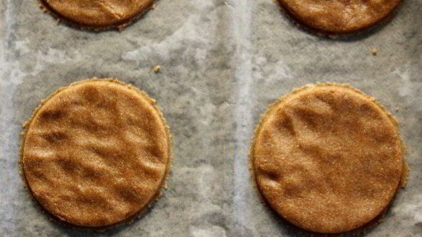 хлебные лепешки с горчичным маслом