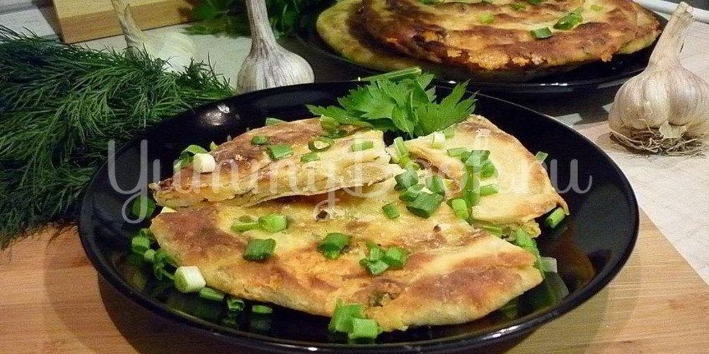 Рецепт хрустящих лепешек с сыром и зеленым луком