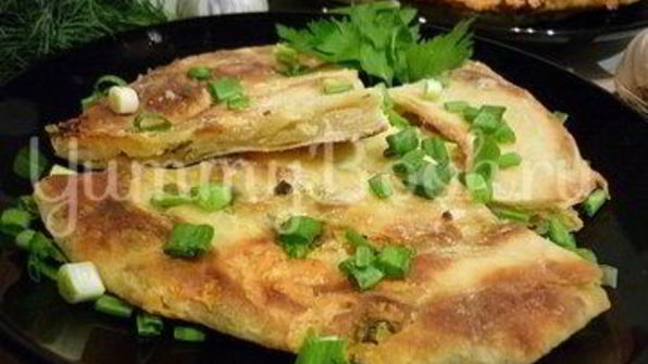 хрустящие лепешки с сыром и зеленым луком