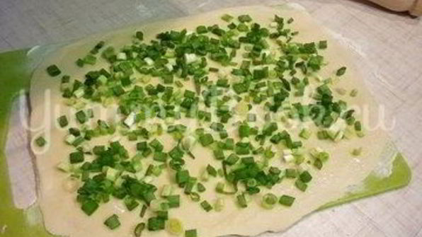 хрустящие лепешки с сыром и зеленым луком