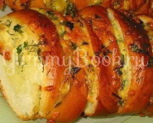 Хрустящий хлебушек пропитанный маслом, сыром и чесночком