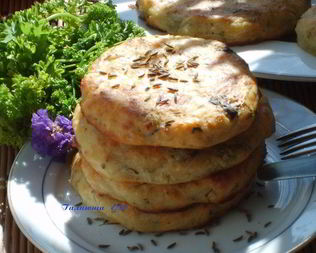 Лепешки картофельно-творожные с тмином и травами