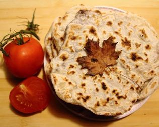 Лепешки с луковой начинкой