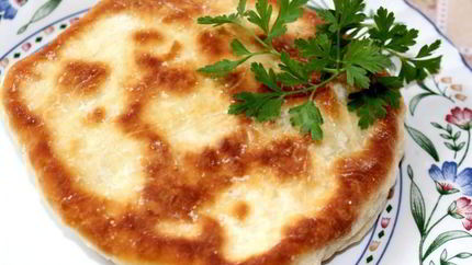 Лепешки с сыром и зеленью на сковороде