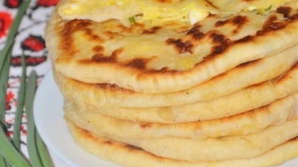 лепешки с зеленым луком и моцареллой