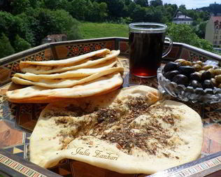 Манаиш-лепешки с сыром и кунжутом, заатаром