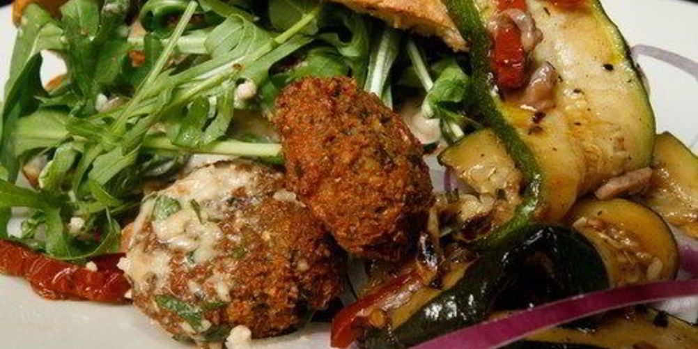 Рецепт питы с пряными мясными шариками, рукколой, майонезом с харисой и дольками картофеля