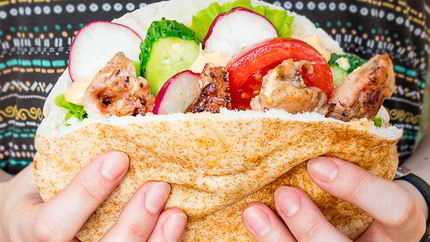 Пита со свежими овощами и курицей на углях