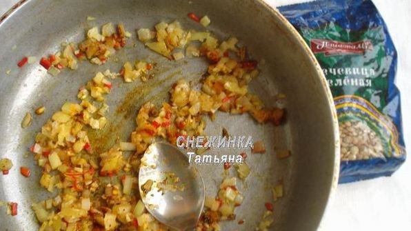 постное карри из чечевицы с чечевичными лепешками