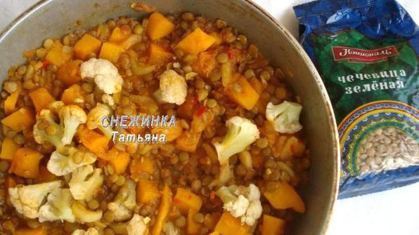 постное карри из чечевицы с чечевичными лепешками