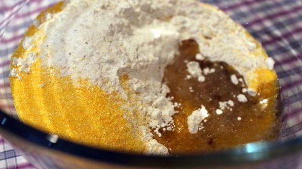 яйцо с овощами и лепешками