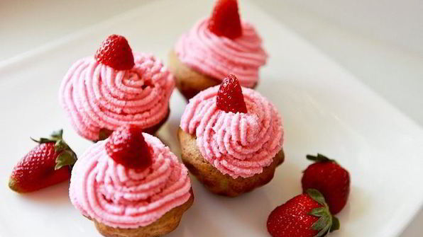 банановые маффины с клубникой