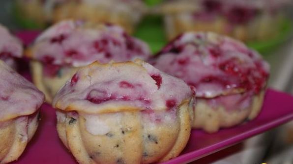 маффины с малиновым кремом и шоколадом