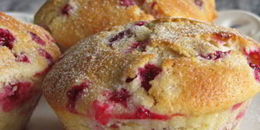 Рецепт марципановых маффинов с брусникой