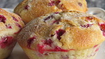 Марципановые маффины с брусникой