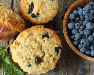 Овсяные маффины с бананом, яблоком и черникой