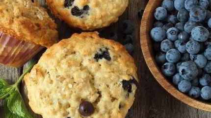 Овсяные маффины с бананом, яблоком и черникой