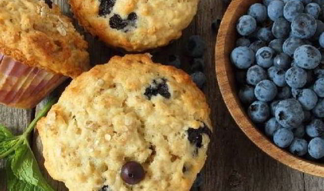 Овсяные маффины с бананом, яблоком и черникой