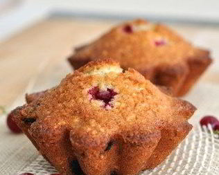 Постные овсяные маффины с красной смородиной