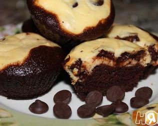 Шоколадные маффины с крем сыром