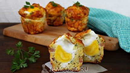 Сырные маффины с ветчиной и яйцом