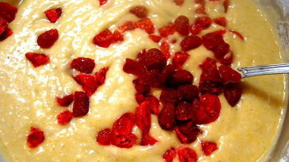 творожно-кукурузные маффины с бананами и клубникой