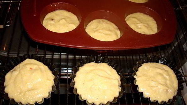 творожно-кукурузные маффины с бананами и клубникой