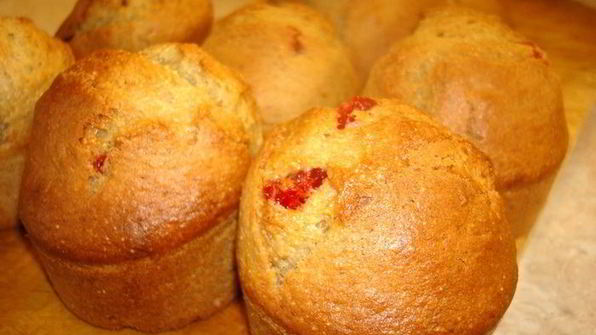 творожно-кукурузные маффины с бананами и клубникой