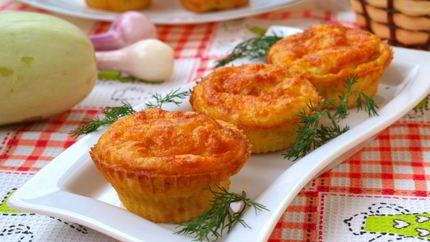 Закусочные маффины с кабачком и сыром