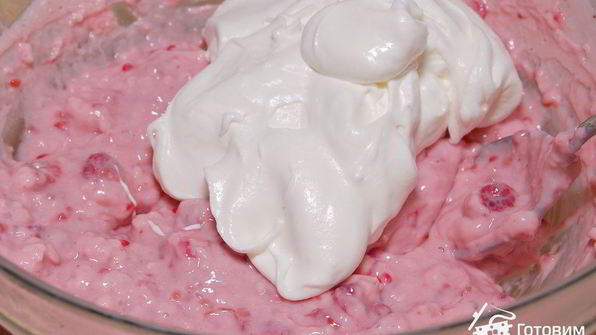 малиновый рулет