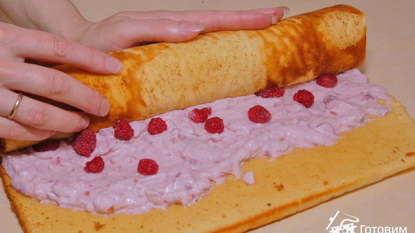 малиновый рулет