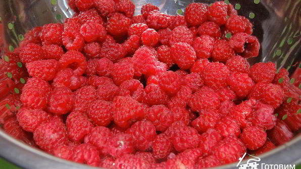 малиновый рулет