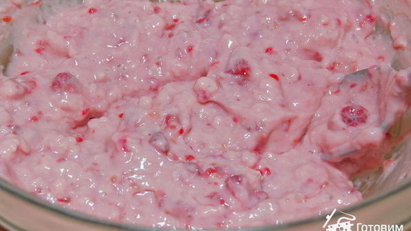 малиновый рулет